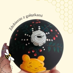 Szklana czarna bombka matowa ręcznie malowana- Kubuś Puchatek