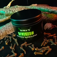 Świeca sojowa DiWa's Division: Drzewo Sandałowe (120 ml)