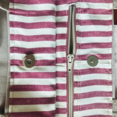 Duża torba plażowa z drelichu w beżowym kolorze.