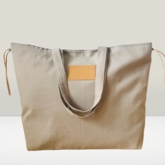 Duża torba plażowa z drelichu w beżowym kolorze.