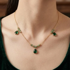 ✨ Złoty Naszyjnik ze Szmaragdową Łezką – Elegancja i Klasyka ✨