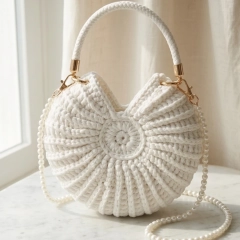 Biała torebka muszelka