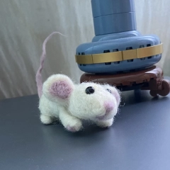 Na sprzedaz sliczna, biata myszka wykonana w 100% recznie metoda filcowania na sucho!
