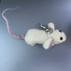 Na sprzedaz sliczna, biata myszka wykonana w 100% recznie metoda filcowania na sucho!