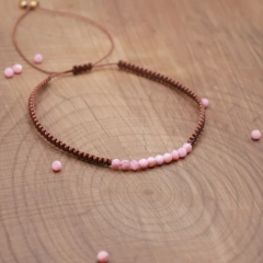 Bransoletka pleciona ręcznie – masa perłowa różowa – sznurek brązowy – handmade