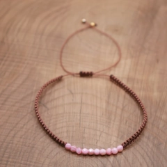 Bransoletka pleciona ręcznie – masa perłowa różowa – sznurek brązowy – handmade