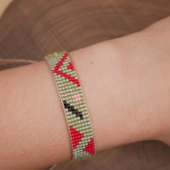 Bransoletka tkana z koralików Miyuki – wzór geometryczny – zielony metaliczny – handmade
